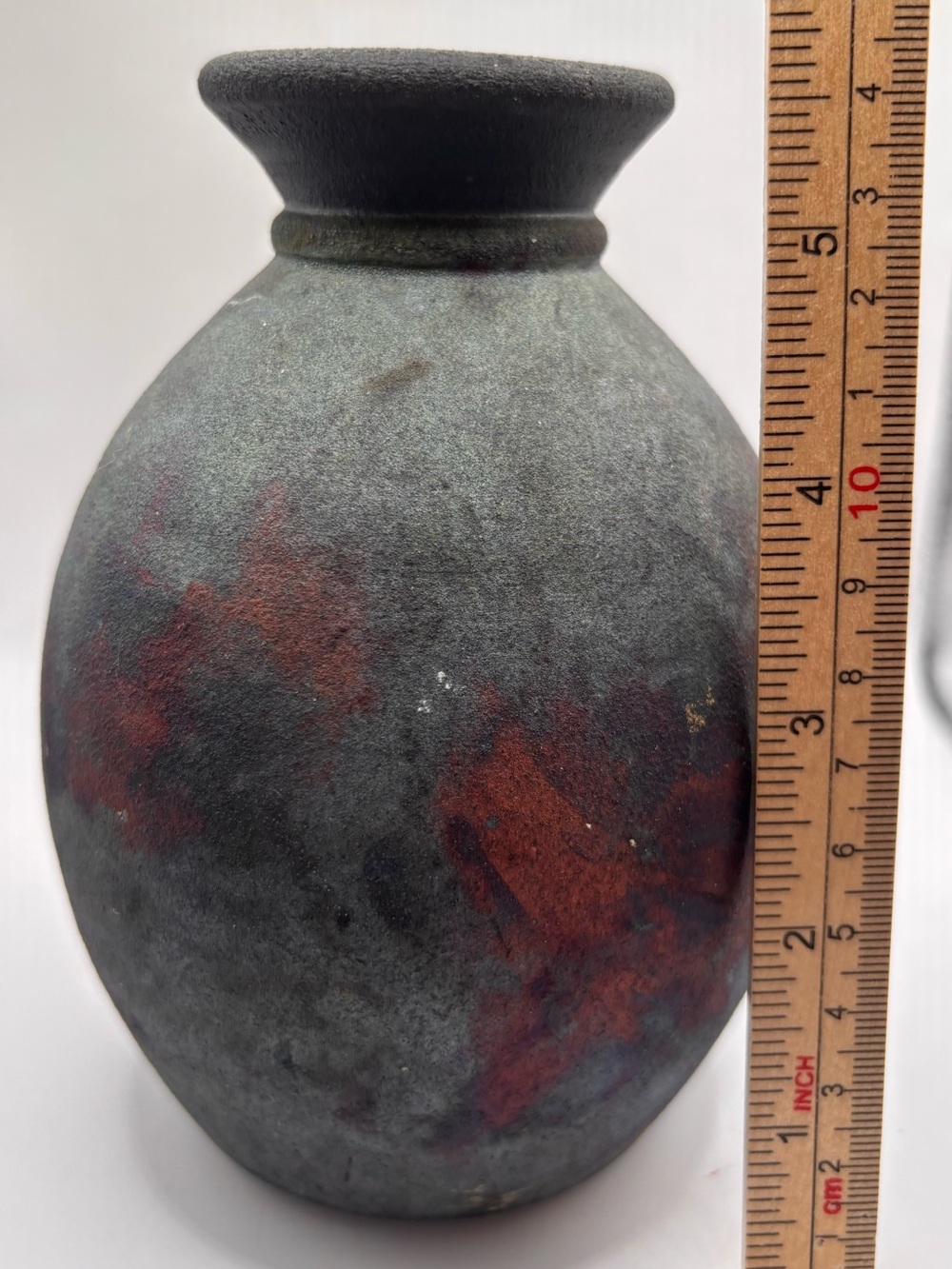 Raku Vase Rough Textured Surface and Dark Mottled Colors Signed by Graydon, 2000 - Picture 6 of 8